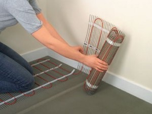 Укладываем нагревающие маты электрического кабеля